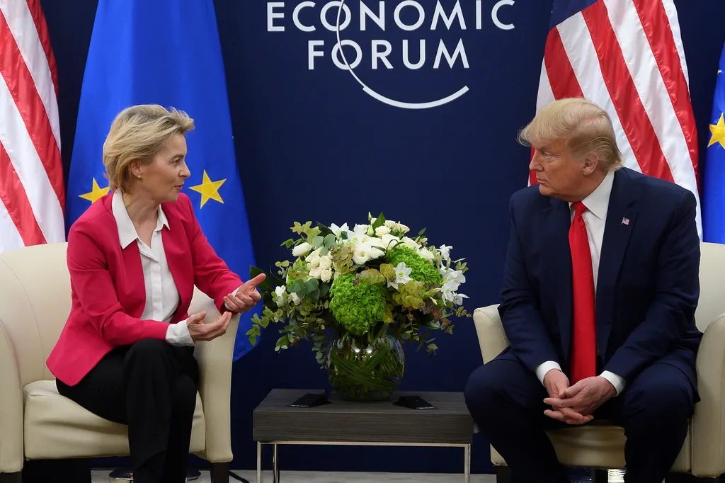 2020년 1월 20일 다보스에서 열린 세계경제포럼(WEF) 정상회의에 앞서 도널드 트럼프(오른쪽) 당시 대통령이 우르줄라 폰데어라이엔 유럽연합(EU) 집행위원장과 회담하고 있다.[AFP]