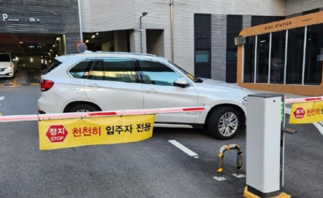 부산 해운대구의 한 아파트 내 진입로를 SUV(스포츠유틸리티차량)가 막고 주차한 모습. [온라인커뮤니티]