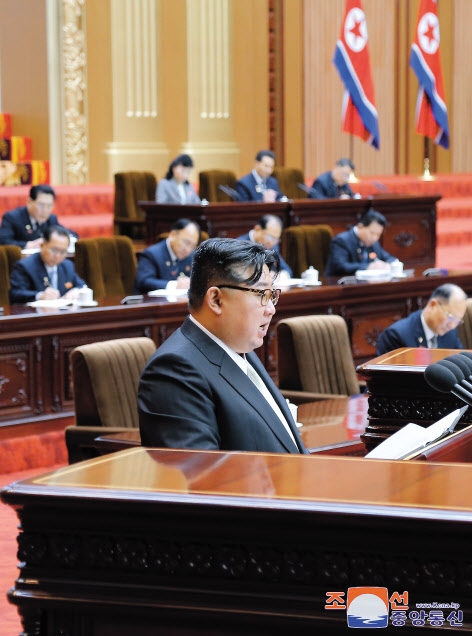 김정은 북한 국무위원장이 지난 15일 평양 만수대의사당에서 열린 최고인민회의 제14기 제10차 회의에서 시정연설을 하고 있다. [연합]