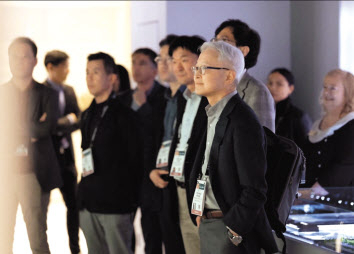 경계현(가운데) 삼성전자 디바이스솔루션(DS) 부문장(사장)이 올해 CES 전시장을 둘러보고 있는 모습.[경계현 사장 인스타그램]
