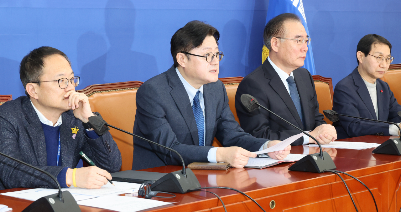 더불어민주당 홍익표 원내대표가 16일 국회에서 원내대책회의를 하고 있다. [연합]