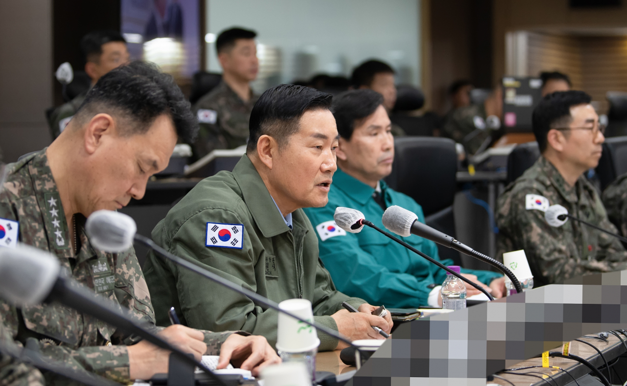 국방부는 16일 김정은 북한 국무위원장이 ‘대한민국 완전 점령·평정·수복’을 운운하며 고강도의 대남 도발적 위협을 쏟아낸 데 대해 확고한 대비태세를 유지하고 있다고 강조했다. 신원식 국방부 장관이 이달 초 서북도서부대의 해상사격훈련을 확인 점검하는 모습. [국방부 제공]