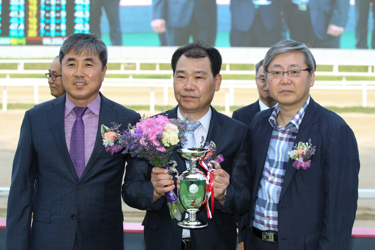 개인통산 500승을 달성한 강형곤(가운데) 조교사. [사진=한국마사회]