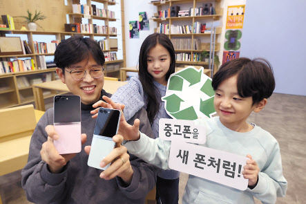 LG유플러스 모델들이 삼성전자와 함께 출시한 ‘갤럭시 패밀리 폰 프로그램’을 소개하고 있다. [LG유플러스 제공]