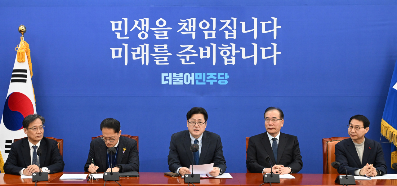 홍익표 더불어민주당 원내대표가 16일 서울 여의도 국회에서 열린 원내대책회의에 참석해 모두발언을 하고 있다. 이상섭 기자