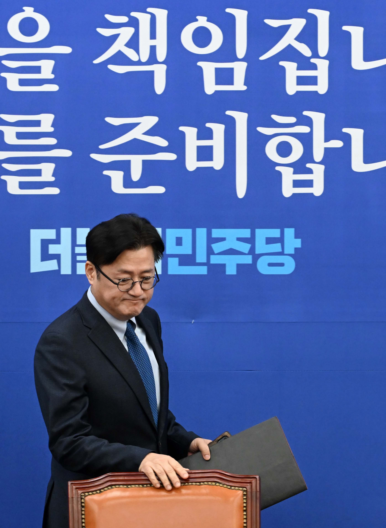 홍익표 더불어민주당 원내대표가 16일 서울 여의도 국회에서 열린 원내대책회의에 참석하고 있다. 이상섭 기자