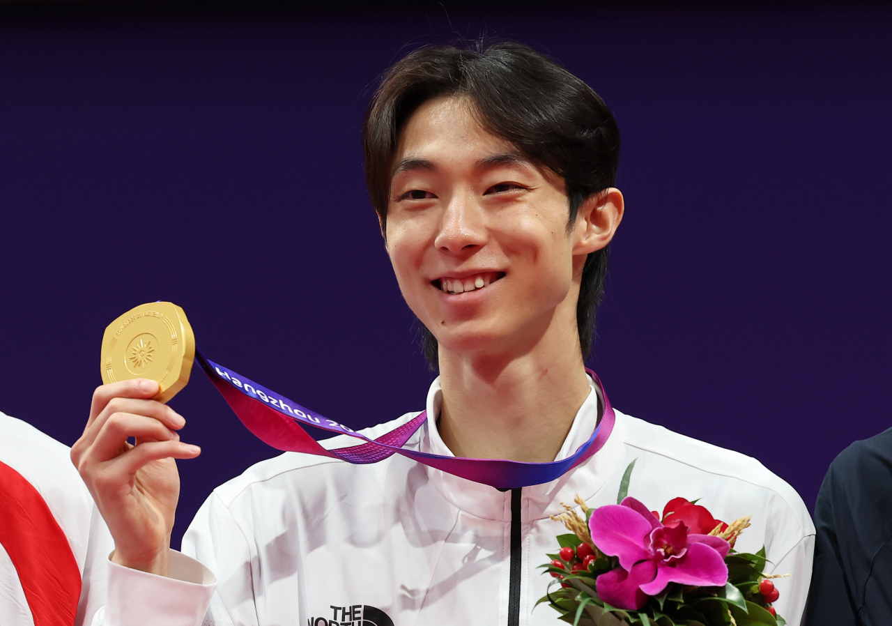 장준이 중국 저장성 항저우의 린안 스포츠문화전시센터에서 열린 항저우 아시안게임 태권도 겨루기 남자 58㎏급에서 금메달을 획득한 뒤 시상식에서 메달을 들어 보이고 있다. [연합]