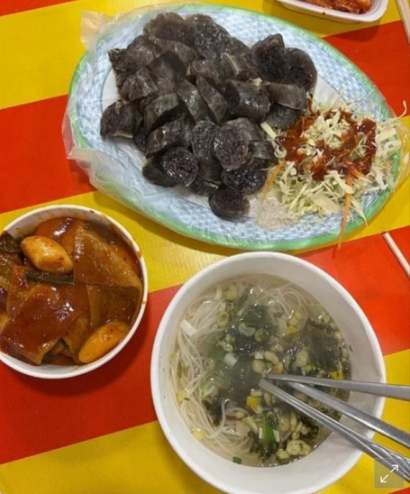 '홍천 꽁꽁축제'를 다녀왔다는 글 작성자는 순대 한 그릇에 2만원, 떡볶이와 국수 각 7000원씩 사진 속 음식 값에 모두 3만 4000원을 치렀다고 했다. [보배드림 갈무리]