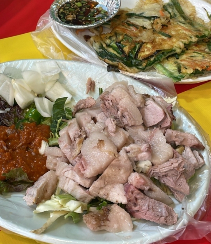 지난해 진해군항제에서 논란이 된 한 접시에 5만원짜리 통돼지 바베큐와 2만원 짜리 해물파전의 모습. [온라인 커뮤니티 갈무리]