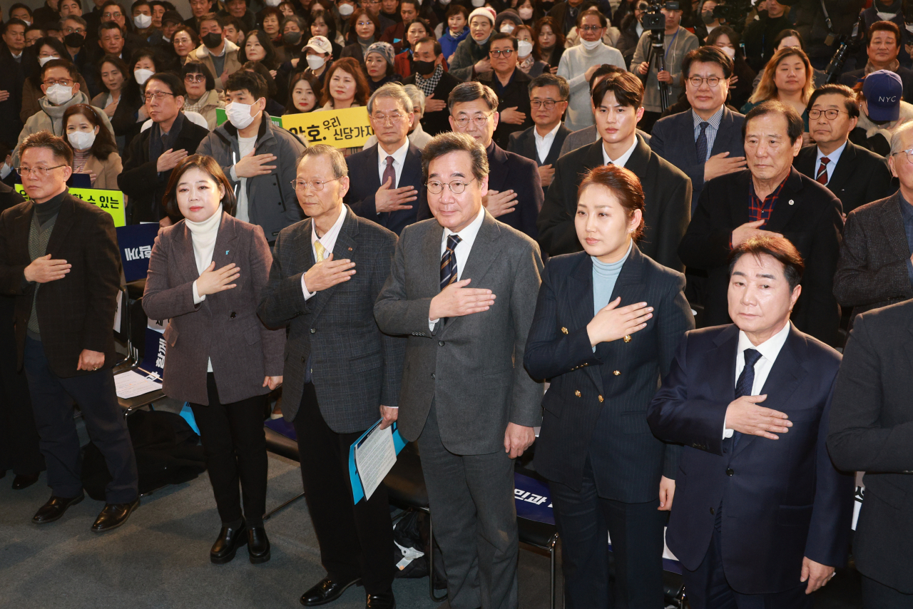 더불어민주당을 탈당한 이낙연 전 대표가 16일 오후 서울 동작구 서울여성플라자에서 열린 새로운미래 창당 발기인대회에 참석해 국기에 경례하고 있다.[연합]