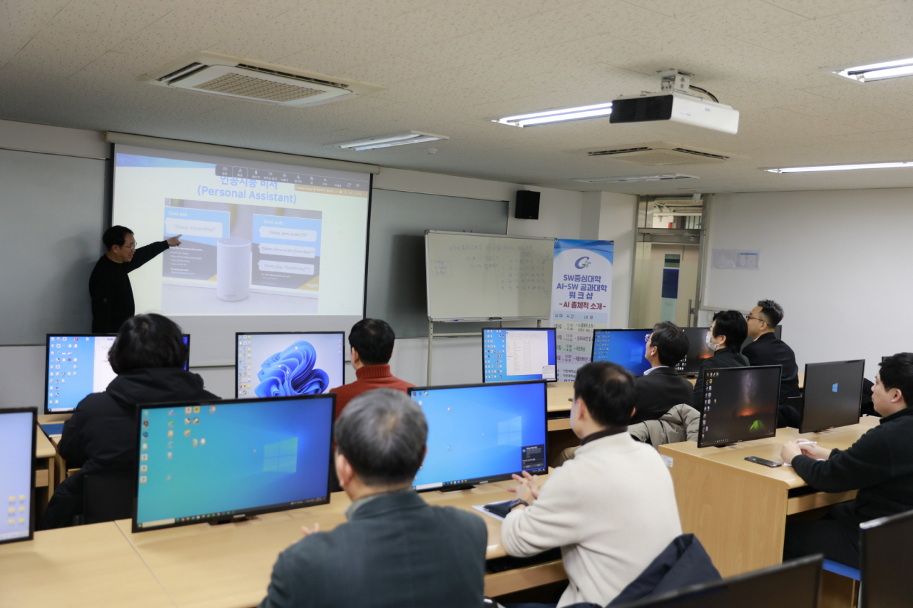가천대 공과대학 교수들이 SW(소프트웨어)중심대학 사업단에서 주최한 ‘AI-SW 공과대학 워크숍’에 참여해 강의를 듣고 있다.[가천대 제공]