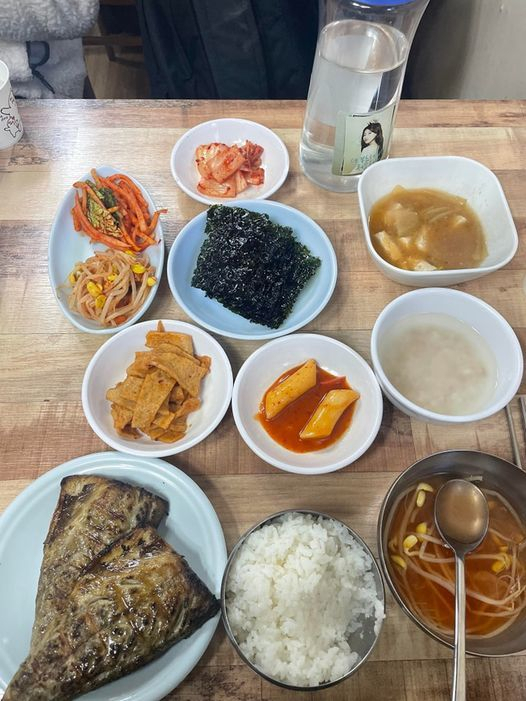 A 씨가 올린 당시 밥상. [‘육군훈련소 대신 전해드립니다’(육대전) 페이스북]