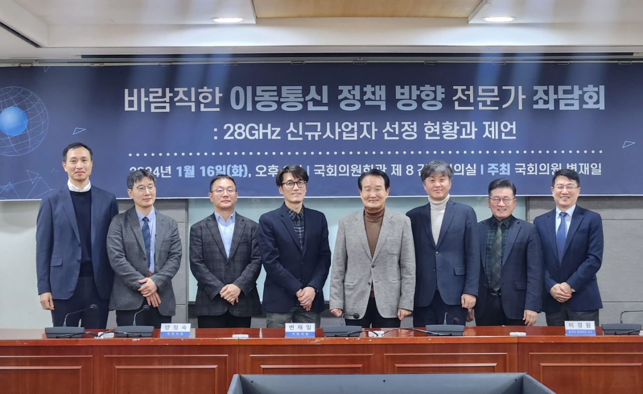 모정훈 연세대 산업공학과 교수, 마재욱 과학기술정보통신부 통신정책기획과장, 곽규태 순천향대 글로벌문화산업학과 교수, 한석현 서울 YMCA 시민중계실장, 변재일 더불어민주당 의원, 이경원 동국대 경제학과 교수, 안정상 민주당 정책위원회 수석전문위원, 신민수 한양대 경영학과 교수(왼쪽부터)가 16일 국회 의원회관에서 ‘바람직한 이동통신 정책 방향 (28GHz 신규사업자 선정 현황과 제언)’ 전문가 좌담회 후 기념사진을 촬영하고 있다. [권제인 기자/@eyre]