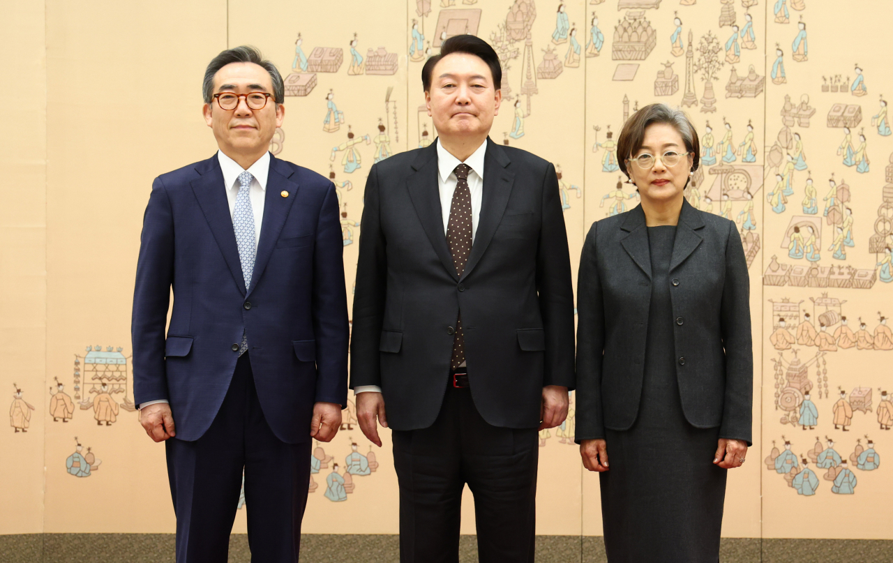 윤석열 대통령이 16일 서울 용산 대통령실 청사에서 조태열 외교부 장관에게 임명장을 수여한 뒤 기념 촬영을 하고 있다. [연합]
