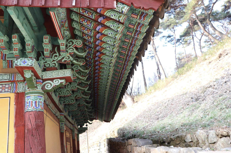 뒤에서 본 서산 문수사 극락보전 처마. [문화재청 제공]