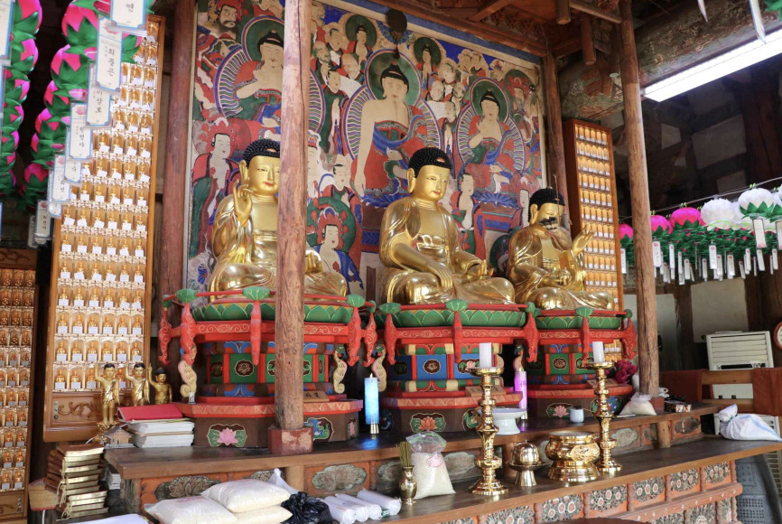 서산 문수사 극락보전 내부에 마련된 불단 [문화재청 제공]
