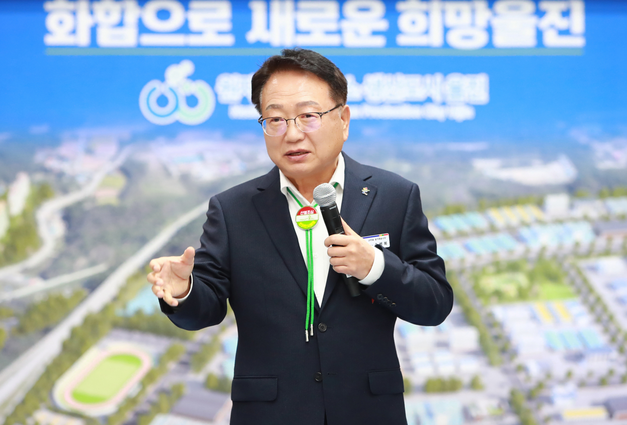 손병복 울진군수가 16일 군청 대회의실에서 열린 '2024년 신년 기자 간담회'를 통해 올해 군정 방향에 대해 설명하고 있다.[울진군 제공]