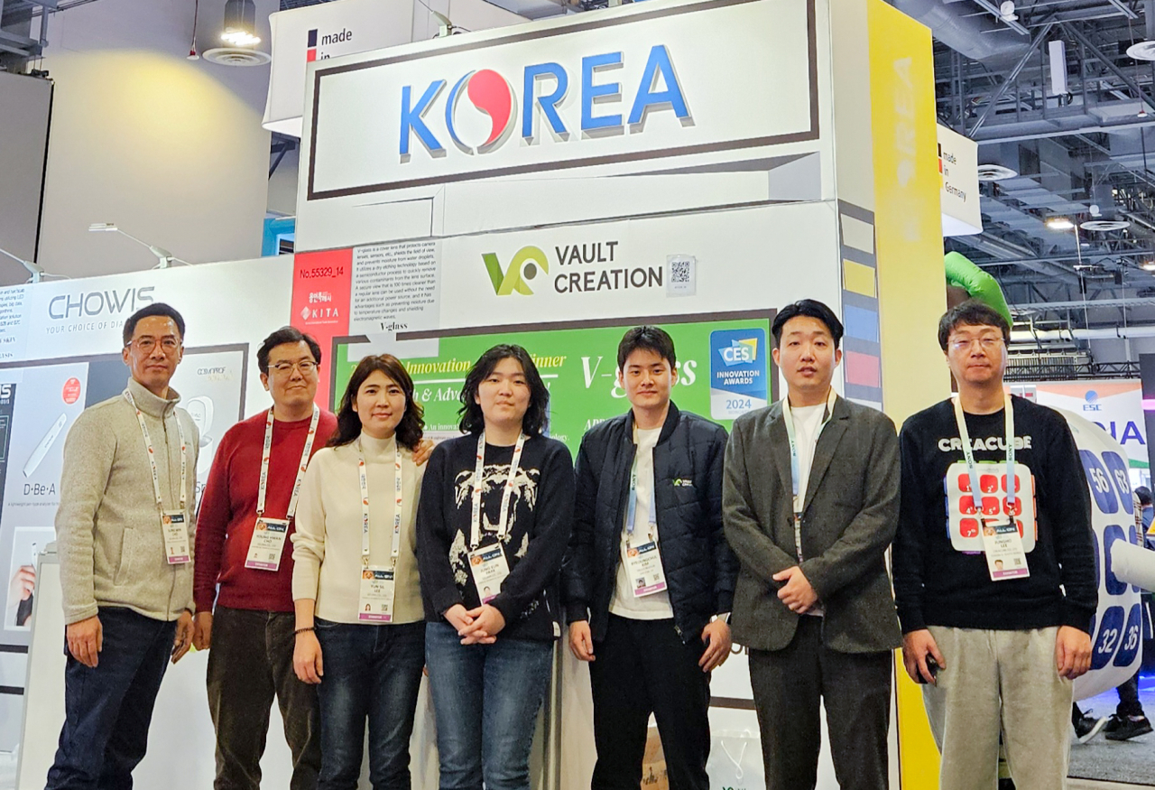 2024 용인특례시 공동관에 참가한 중소기업 관계자들이 기념촬영을 하고 있다.[용인시 제공]