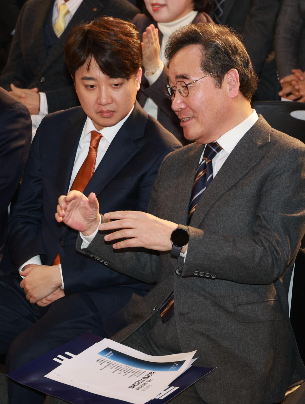 더불어민주당을 탈당한 이낙연 전 대표가 16일 오후 서울 동작구 서울여성플라자에서 열린 새로운미래 출범식에서 이준석 개혁신당(가칭) 정강정책위원장과 대화하고 있다. [연합]