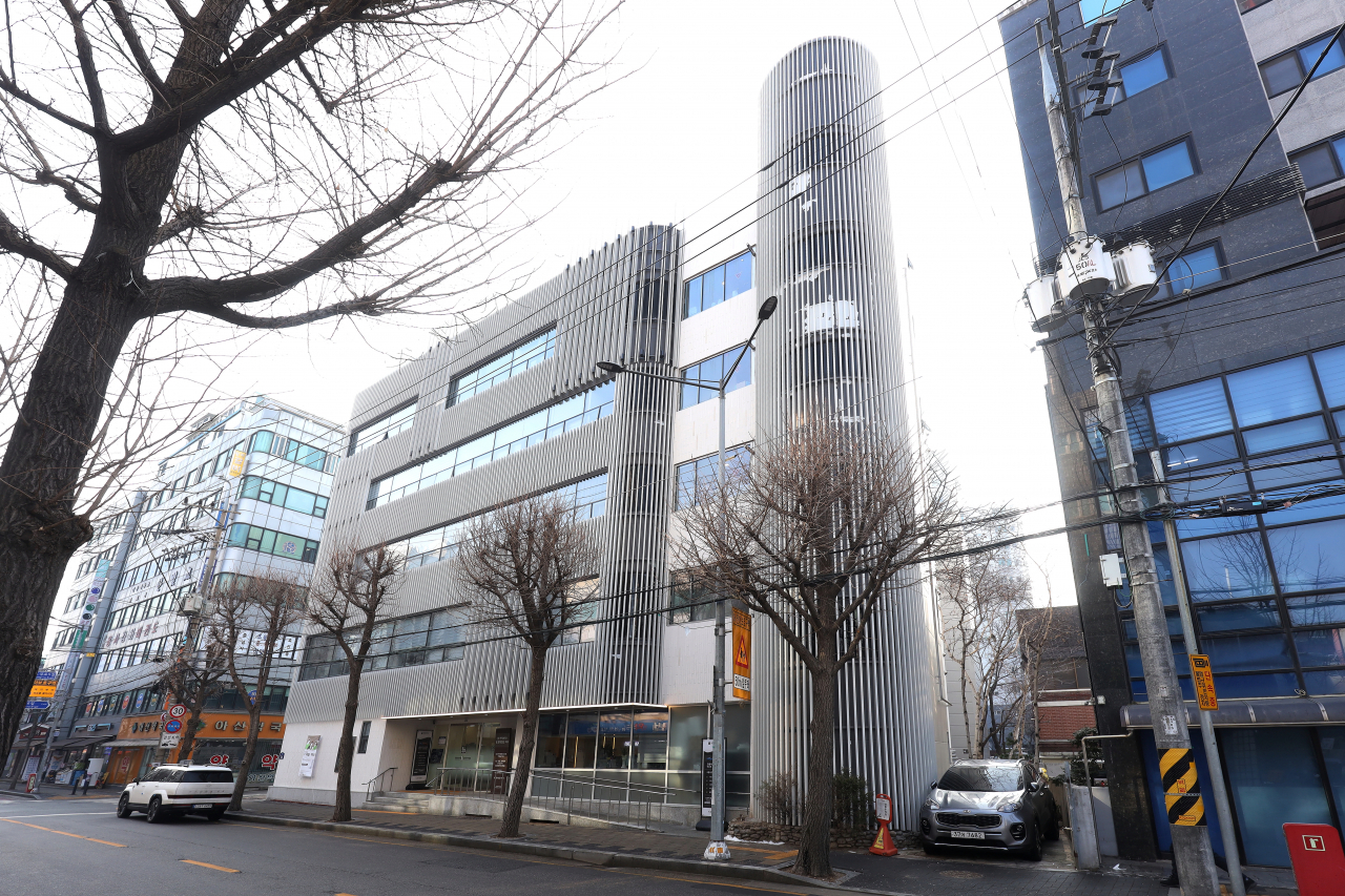 서울에서 10년이 지난 빌딩이나 주택은 서울시로부터 에너지효율화를 위해 무이자 융자 지원을 받을 수 있다. 사진은 저탄소건물 전환공사 후.[서울시 제공]