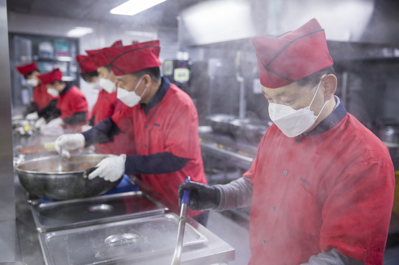 한국토요타자동차 및 토요타파이낸셜서비스코리아 임직원이 안나의 집에서 배식 봉사 활동을 하고 있다. [한국토요타자동차 제공]