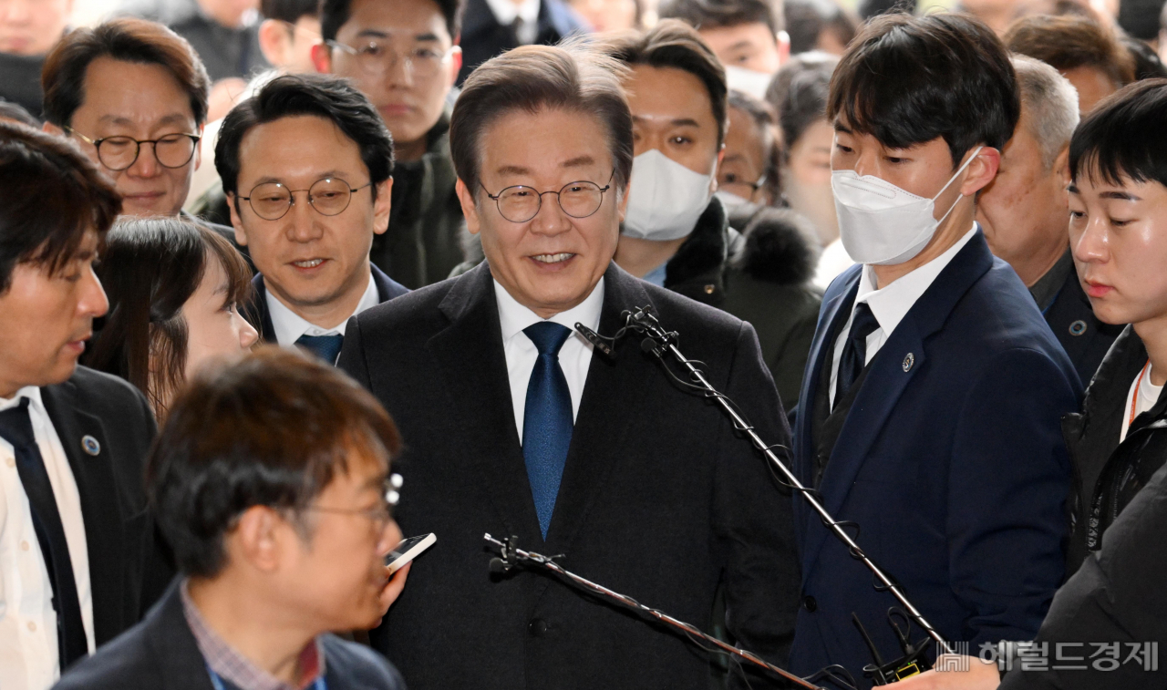 이재명 더불어민주당 대표가 피습 사건 이후 당무에 복귀한 17일 서울 여의도 국회에 들어서고 있다. 이상섭 기자