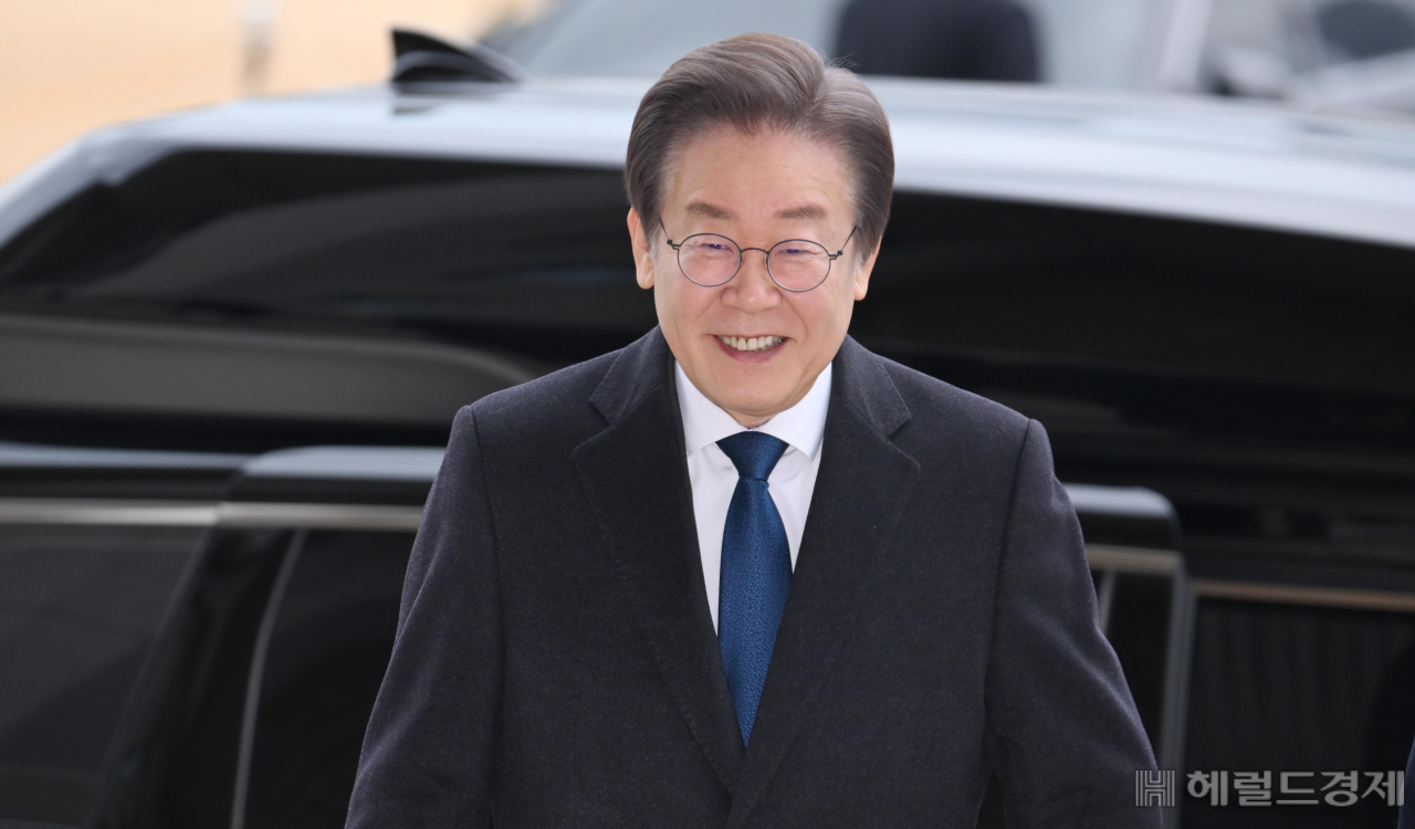 이재명 더불어민주당 대표가 피습 사건 이후 당무에 복귀한 17일 서울 여의도 국회에 들어서고 있다. 이상섭 기자