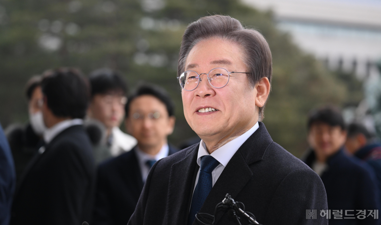 이재명 더불어민주당 대표가 피습 사건 이후 당무에 복귀한 17일 서울 여의도 국회에서 소감을 밝히고 있다. 이상섭 기자