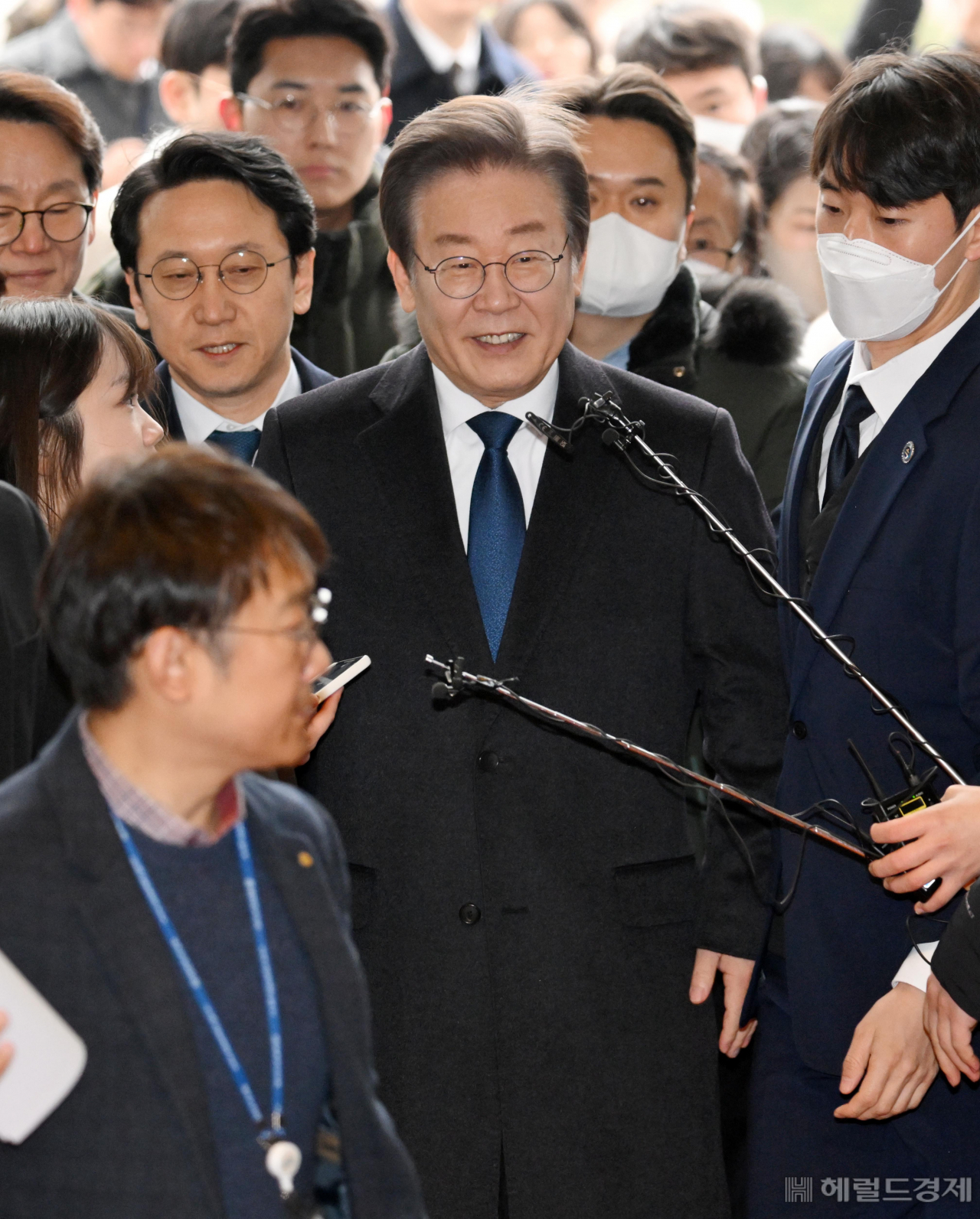 이재명 더불어민주당 대표가 피습 사건 이후 당무에 복귀한 17일 서울 여의도 국회에 들어서고 있다. 이상섭 기자