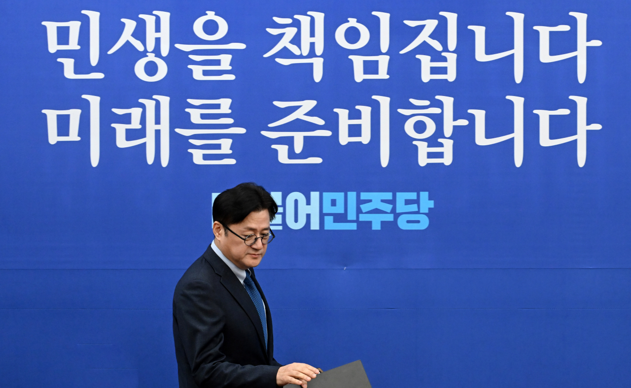 홍익표 더불어민주당 원내대표가 16일 서울 여의도 국회에서 열린 원내대책회의에 참석하고 있다. 이상섭 기자