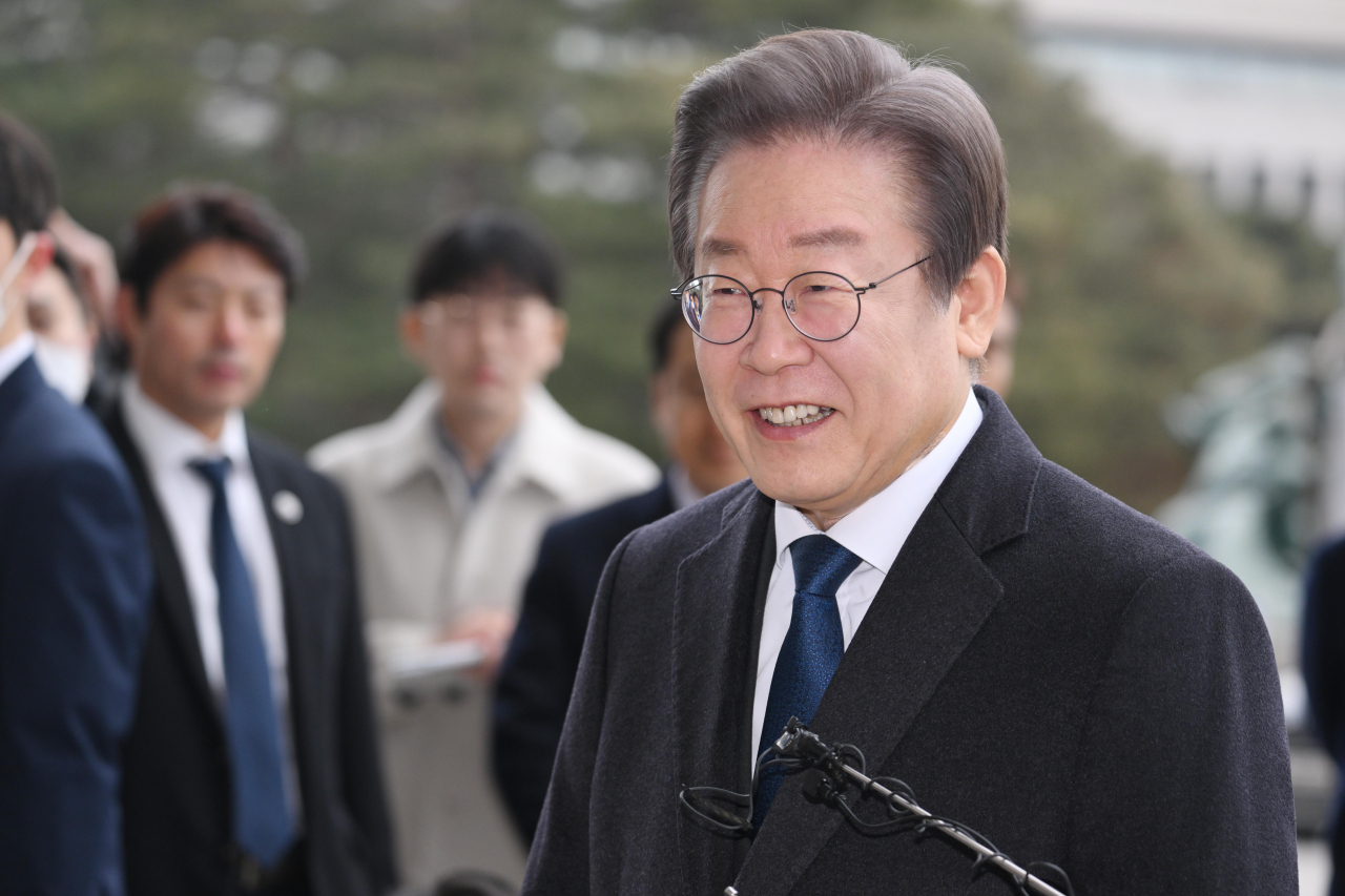 이재명 더불어민주당 대표가 피습 사건 이후 보름 만인 17일 당무에 복귀하면서 서울 여의도 국회에서 소감을 밝히고 있다. 이 대표는 이날 오전 최고위원회 주재를 시작으로 당무에 복귀해 총선 준비와 민생 살리기에 박차를 가할 예정이다. 이상섭 기자
