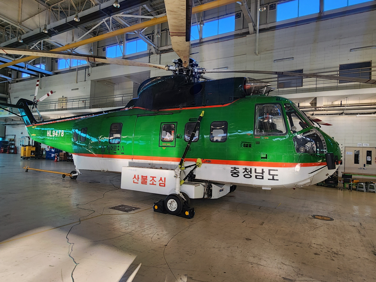 충남도는 산불의 초기 진화를 위해 산불헬기 5대를 권역별로 전진배치한다.