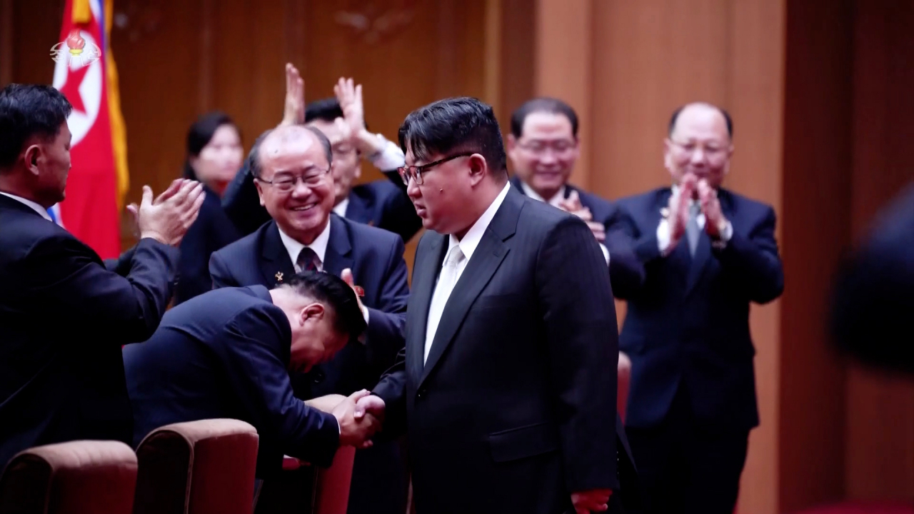 김정은 북한 국무위원장이 지난 15일 평양 만수대의사당에서 열린 최고인민회의에서 시정연설을 마치고 당 간부들과 악수하고 있다. 최룡해 최고인민회의 상임위원회 위원장이 김 위원장에게 허리굽혀 악수하고 있다. [연합]