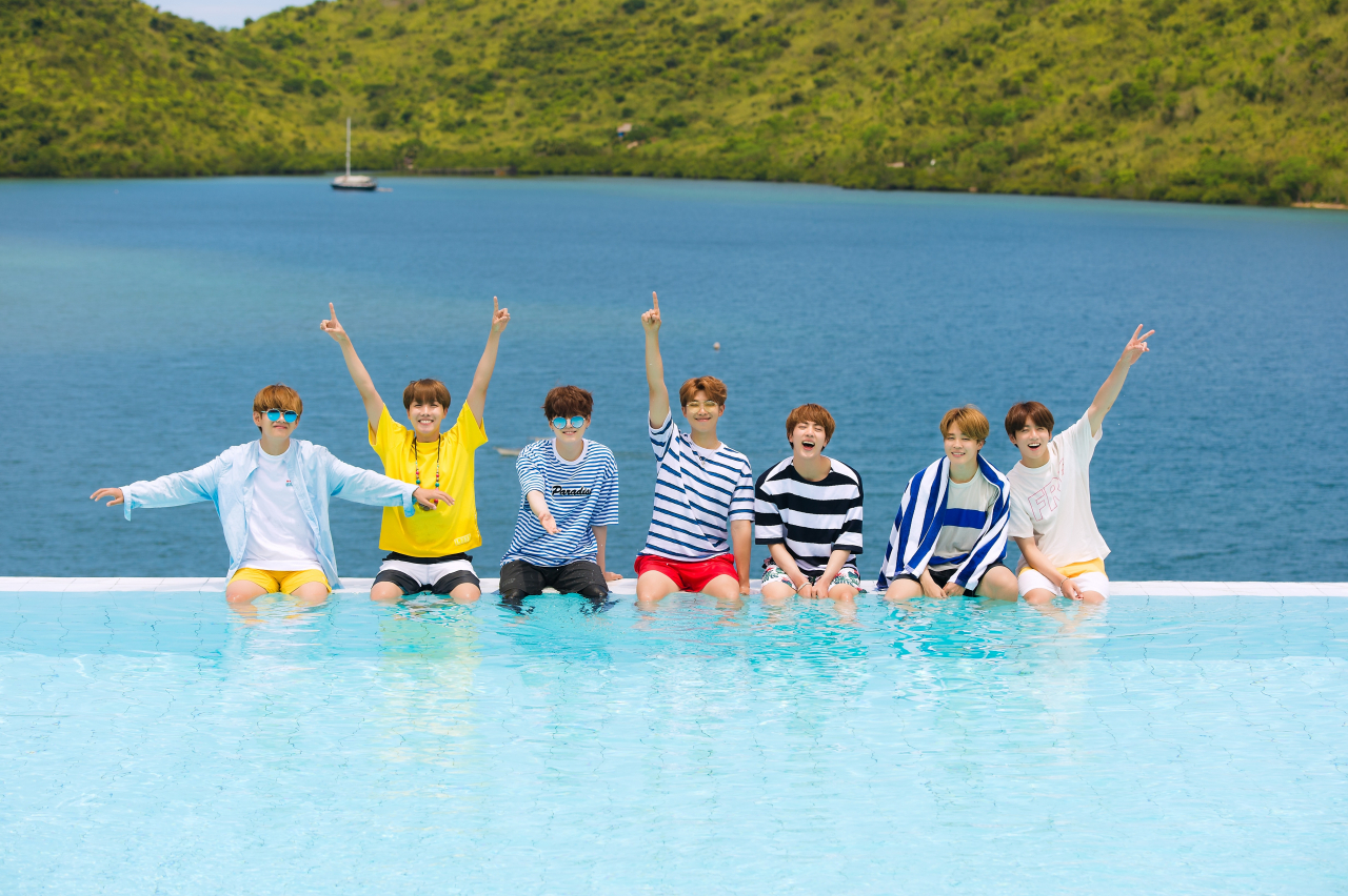 팔라완의 코론에서 서머패키지를 촬영하고 있는 방탄소년단 BTS 멤버들. 올해 상반기 맏형 진 부터 차례로 제대한다.