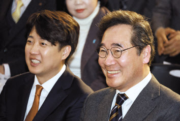 더불어민주당을 탈당한 이낙연 전 대표가 16일 서울 동작구에서 열린 새로운미래 출범식에서 이준석 개혁신당(가칭) 정강정책위원장과 함께 웃고 있다. [연합]