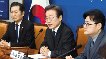 이재명 더불어민주당 대표가 피습 보름만에 당무에 복귀해 17일 오전 국회에서 열린 최고위원회의에서 모두발언을 하고 있다. 이상섭 기자