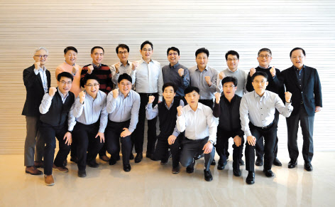 이재용(뒷줄 왼쪽에서 다섯 번째) 회장이 16일 삼성전자 서초사옥에서 명장 간담회를 가진 뒤 참석자와 기념촬영을 하고 있다. [삼성전자 제공]