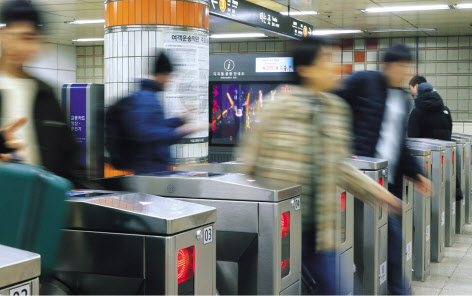 출근시간대 서울의 지하철역 개찰구 모습 자료사진. [연합]