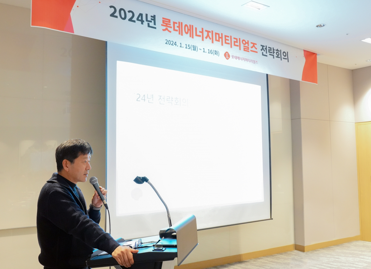 김연섭 롯데에너지머티리얼즈 대표이사가 지난 15~16일 이틀간 롯데리조트 부여에서 열린 ‘2024년 롯데에너지머티리얼즈 전략회의’에서 주요 임직원을 대상으로 지난해 경영 성과와 올해 회사의 주요 계획을 설명하고 있다. [롯데에너지머티리얼즈 제공]