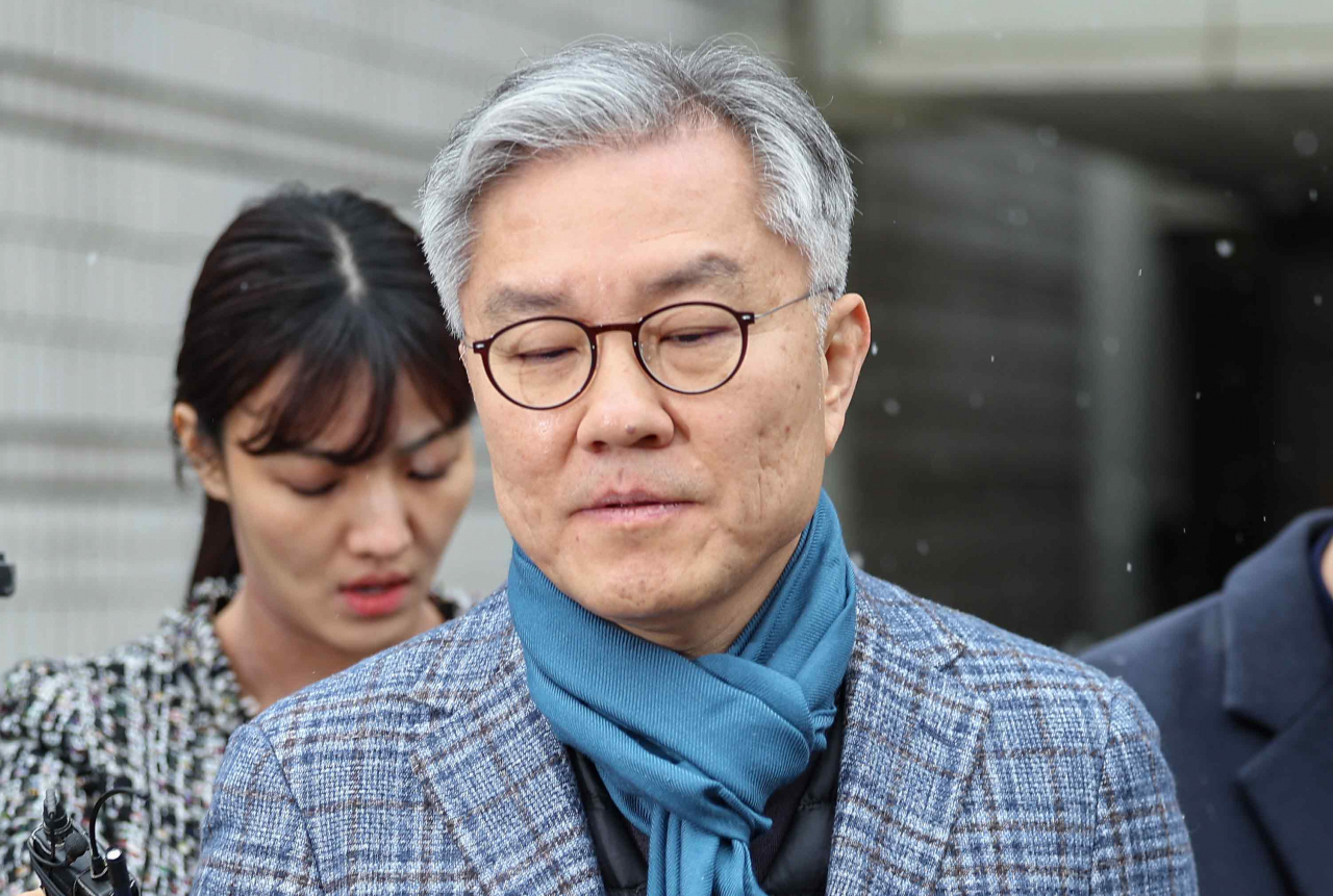 이동재 전 채널A 기자의 명예를 훼손한 혐의로 2심에서 벌금 1천만원을 선고받은 더불어민주당 최강욱 전 의원이 17일 오전 서울 서초구 서울고등법원에서 열린 2심 선고공판이 끝난 뒤 굳은 표정으로 법원을 나서고 있다. 연합뉴스