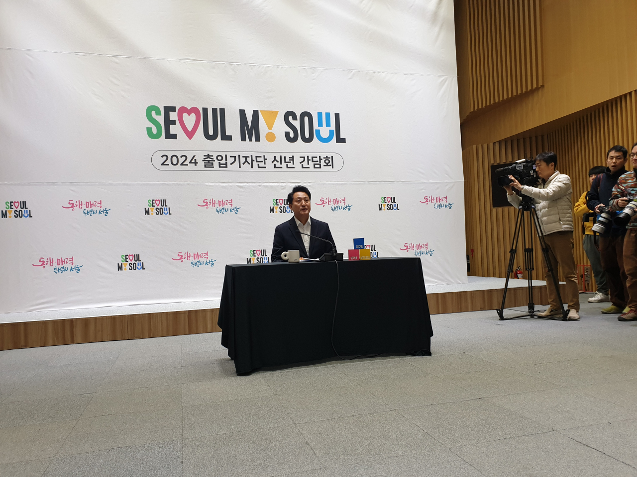 오세훈 서울시장이 17일 오전 서울시청 3층 대회의실에서 신년 기자간담회를 갖고 있다. 김우영 기자