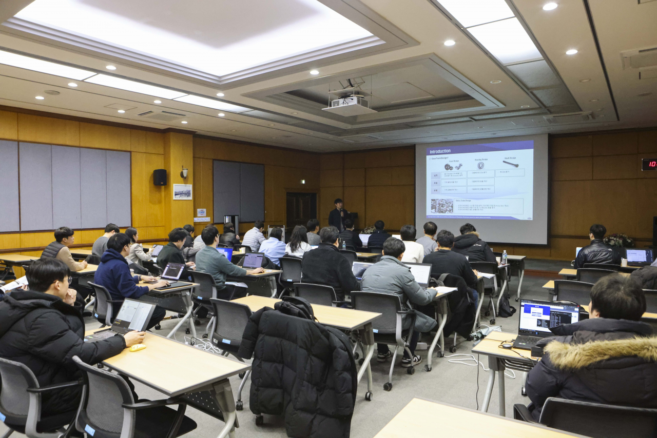 기계연은 17일 대전 본원에서 국내 기어트레인 관련 산업체를 대상으로 첨단 기어트레인 설계 소프트웨어 및 적용 기술에 대한 무상 교육 세미나를 진행했다.[한국기계연구원 제공]