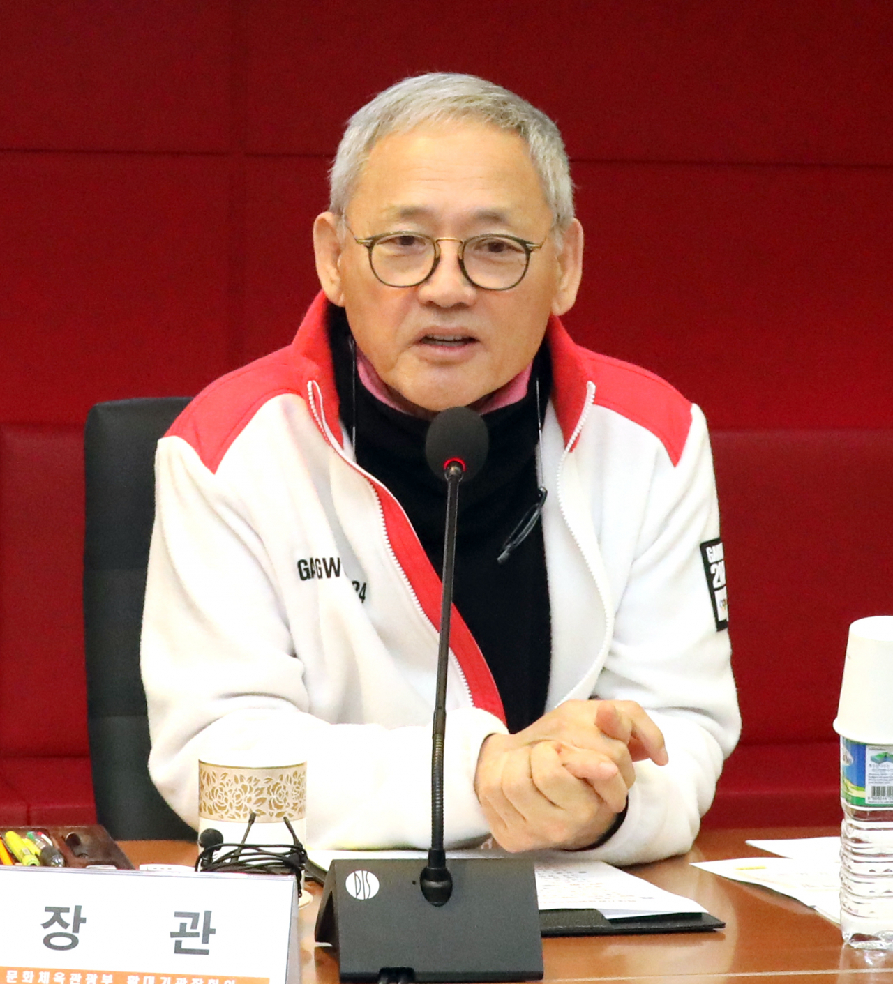 유인촌 문화체육관광부 장관이 17일 오전 정부세종청사 문화체육관광부 대회의실에서 확대기관장 회의를 주재하고 있다. [연합]