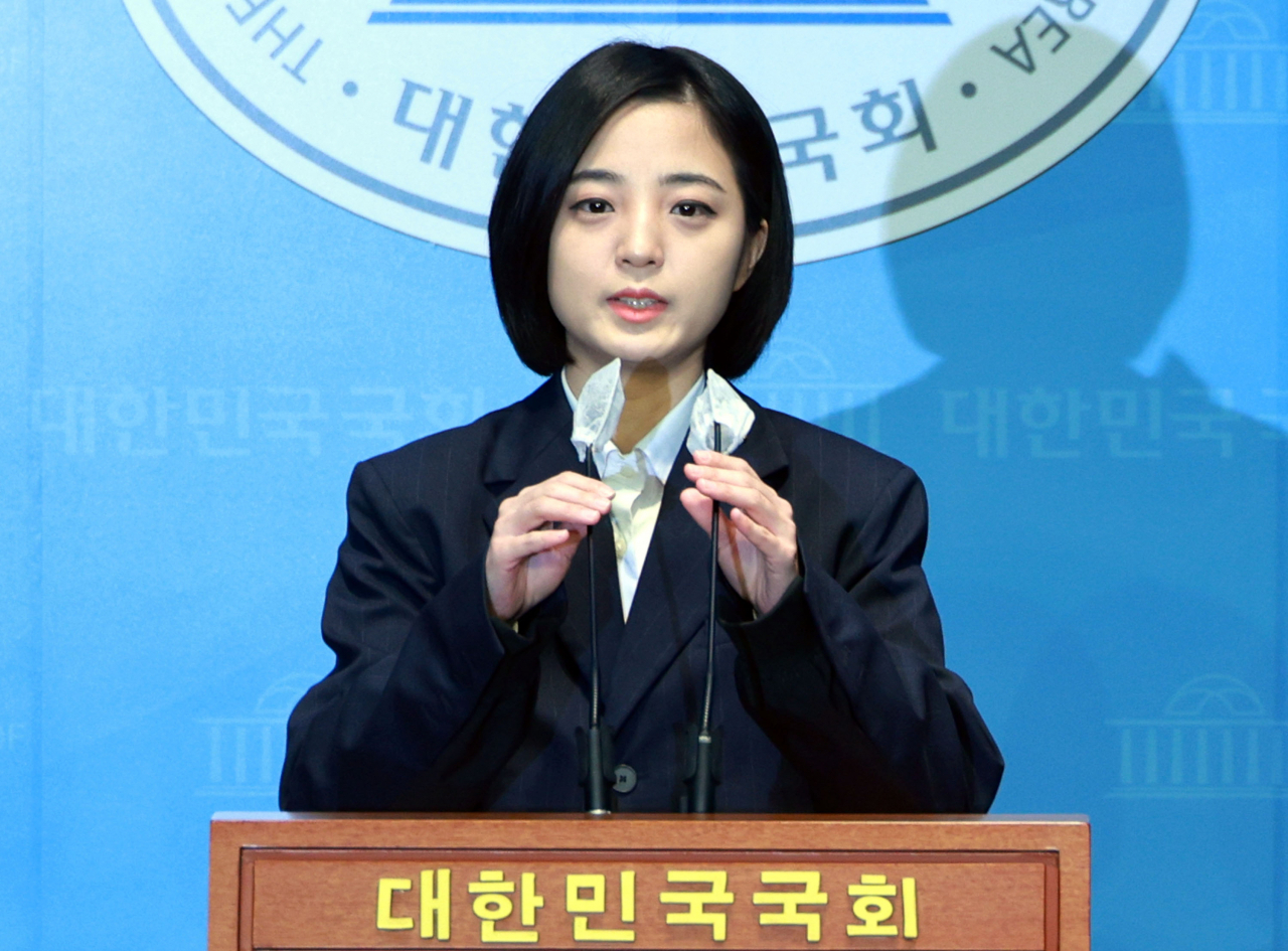 정의당 류호정 의원이 15일 오전 국회 소통관에서 정의당 탈당 기자회견을 열고 발언하고 있다. [연합]