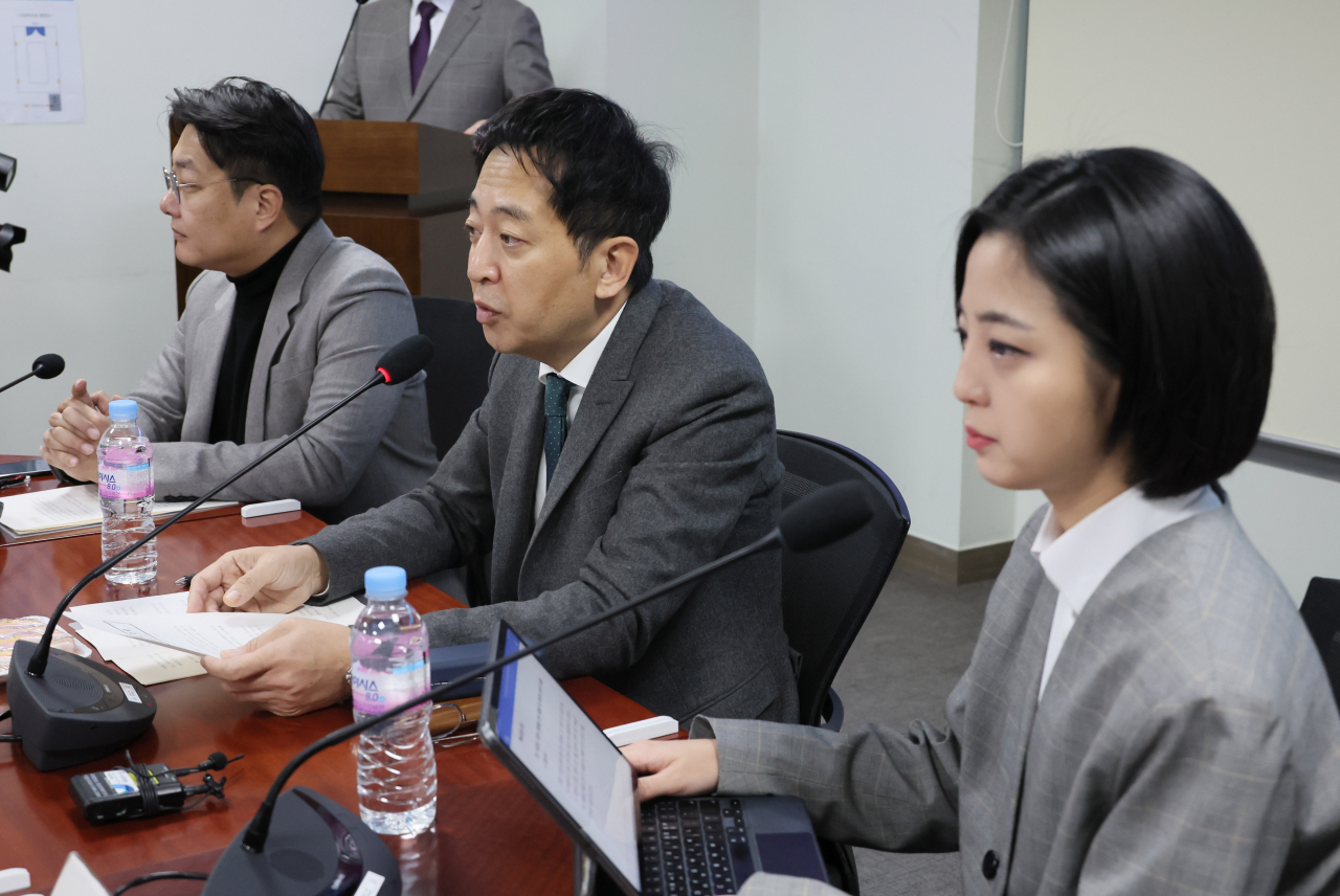새로운선택 금태섭 공동대표가 17일 오전 국회 의원회관에서 열린 신년 기자간담회에서 발언하고 있다. 왼쪽부터 조성주 공동대표, 금 공동대표, 류호정 의원. [연합]