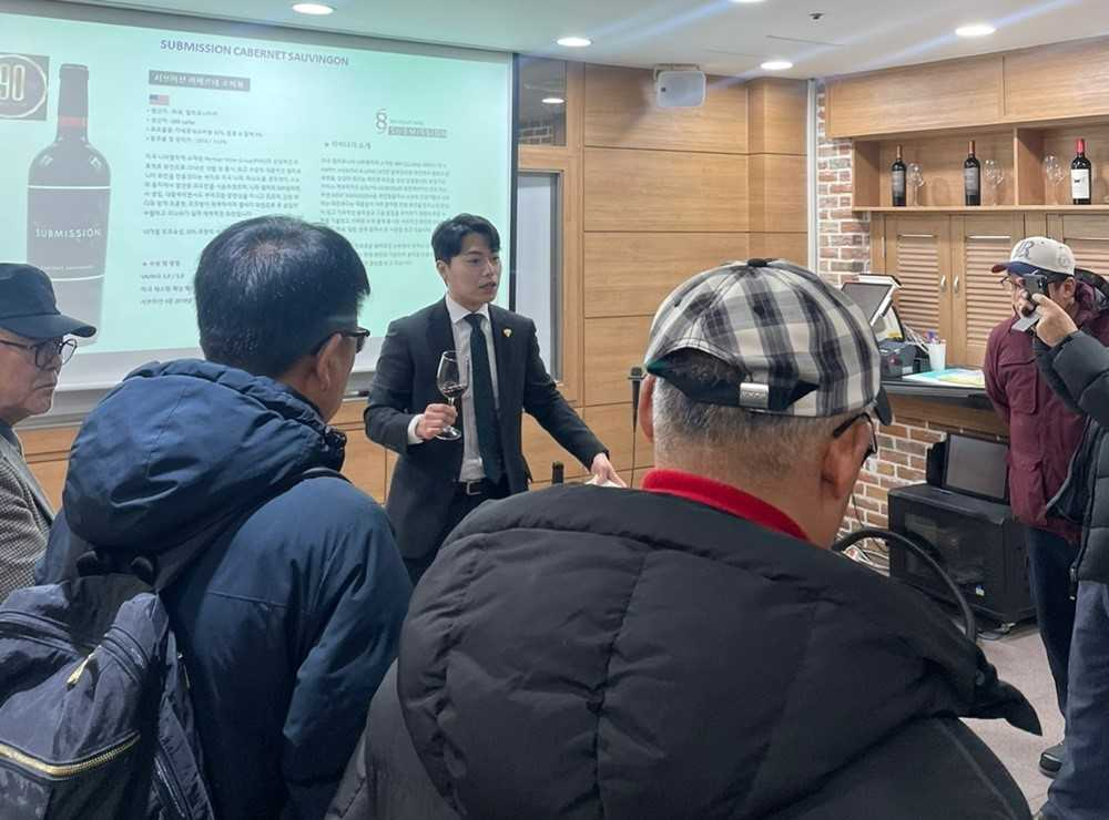 김영현 교수, F&B실습실 탐방 및 와인소믈리에 소개