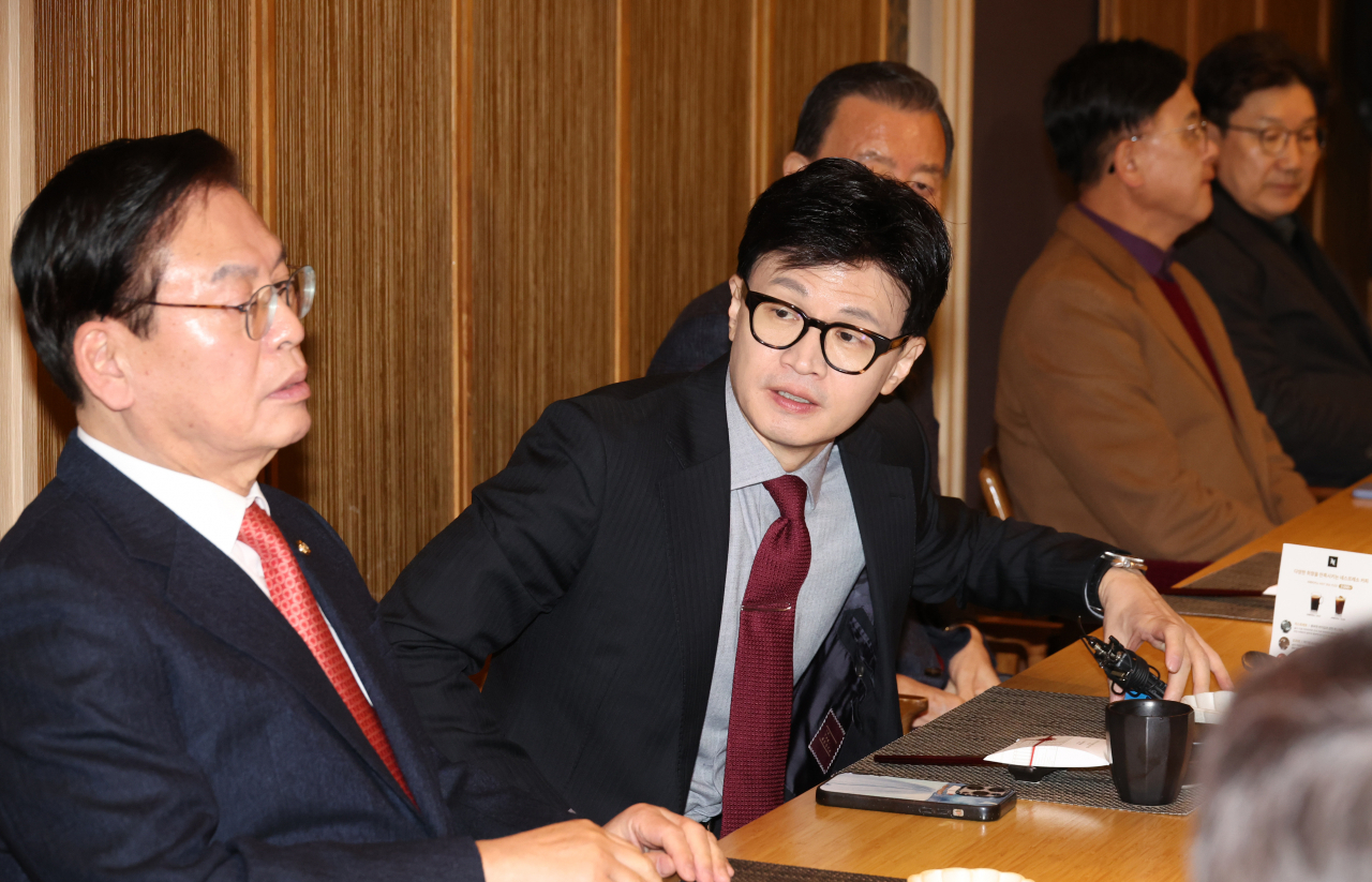 한동훈 국민의힘 비상대책위원장이 17일 오후 서울 여의도 한식당에서 4선·5선 중진 의원들과 오찬 간담회를 하고 있다. [연합]
