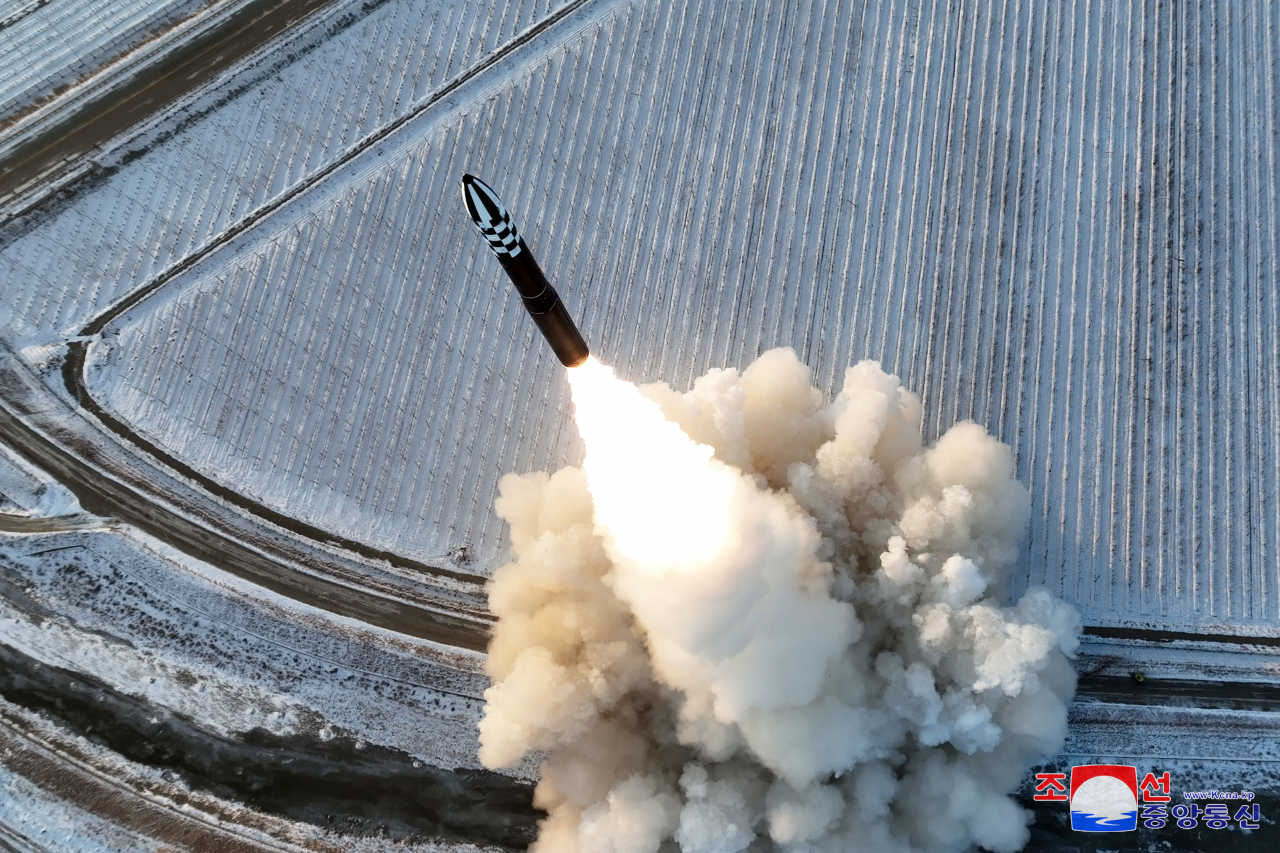화성-18 고체연료 대륙간탄도미사일(ICBM)이 지난달 18일 발사됐다. [EPA]