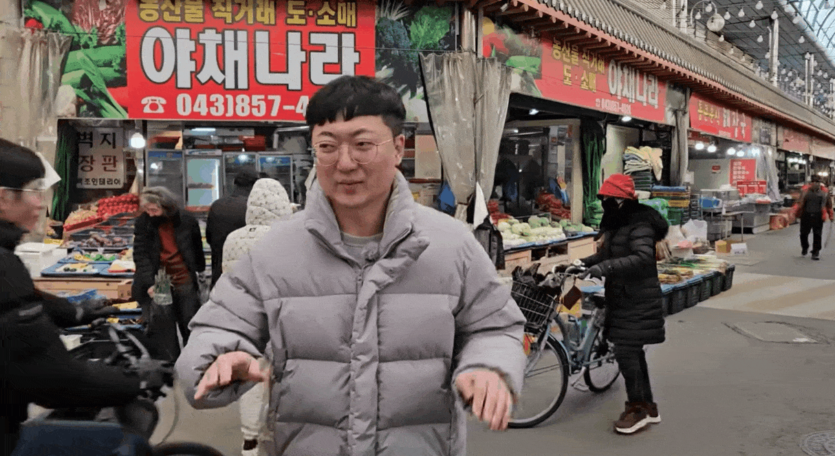충주시 공식 유튜브 채널 '충TV'를 운영해 온 김선태 주무관이 충주공설시장을 홍보하는 모습. [충주시 유튜브 캡처]