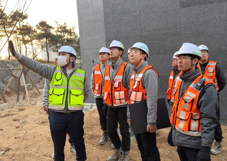 윤진오 동부건설 대표이사(맨 좌측)가 동절기 현장 안전점검을 실시하고 있다. [동부건설 제공]